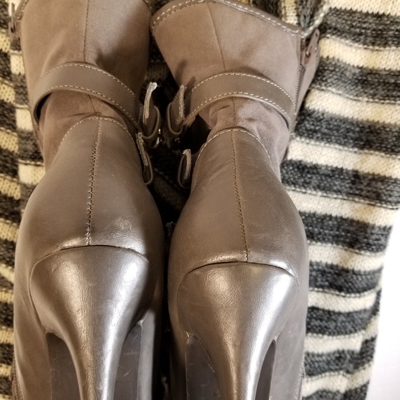 Journee Collection Ursela Gray Boots 7.5 - Picture 7 of 8